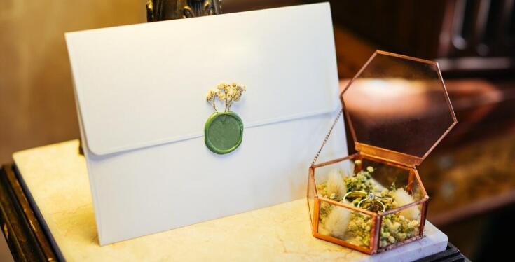 Rola kolorystyki w projektowaniu ślubnych zaproszeń