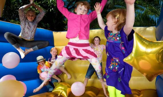 Jak zadbać o bezpieczeństwo dziecka w karnawałowym stroju podczas zabawy?