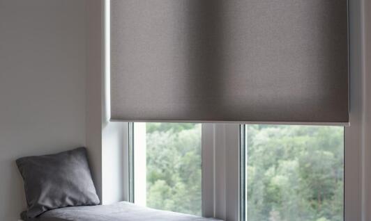 Jakie rolety wybrać do okien z PCV, aby zapewnić optymalną ochronę przed słońcem?