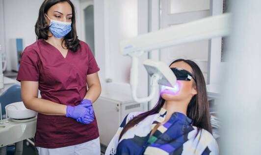 Jakie są różnice między tradycyjnymi a nowoczesnymi metodami wybielania zębów?