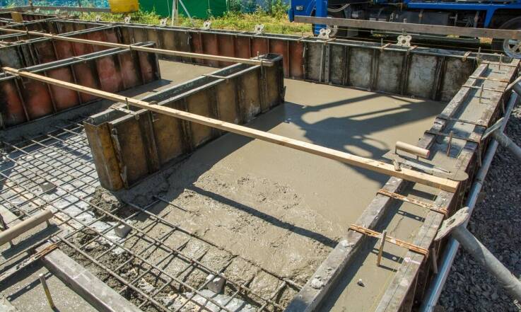 Jakie są koszty związane z wykonaniem betonowego fundamentu?