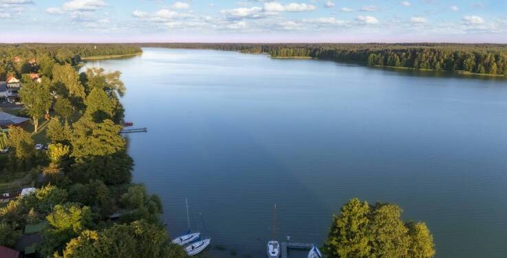 Jakie są najważniejsze korzyści z wynajmu jachtu na Mazurach z pełnym gastronomicznym serwisem?