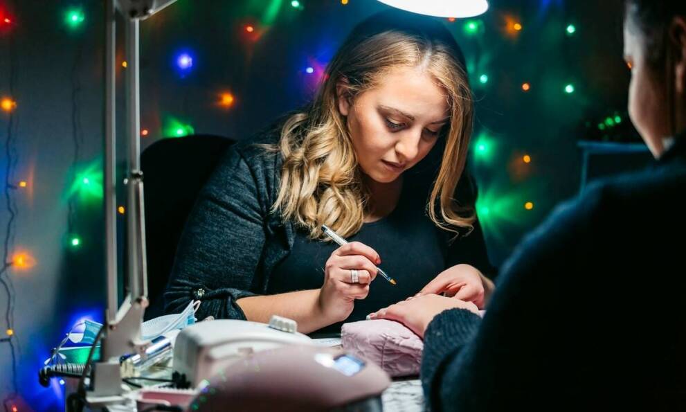 Zalety korzystania z nowoczesnych narzędzi do stylizacji paznokci