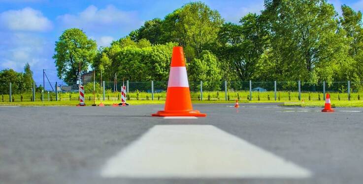 Jakie znaczenie ma wybór odpowiednich dydaktycznych pomocy w nauce jazdy?