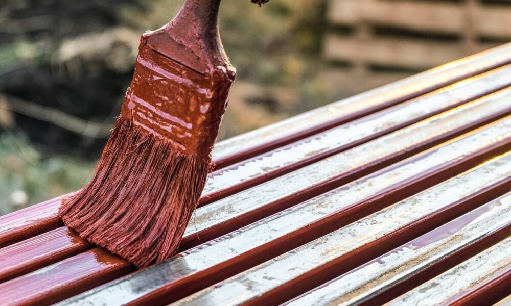 Jak epoksydowa farba podkładowa zwiększa odporność metalu na działanie chemikaliów?