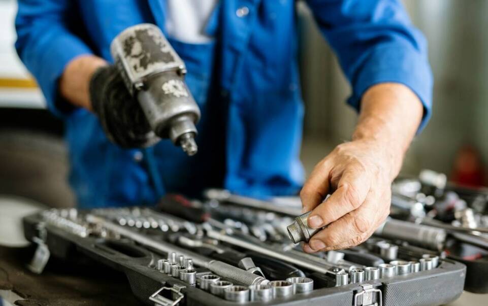 Różnice pomiędzy serwisem a naprawą wózków widłowych i kiedy wybrać każdą z opcji.