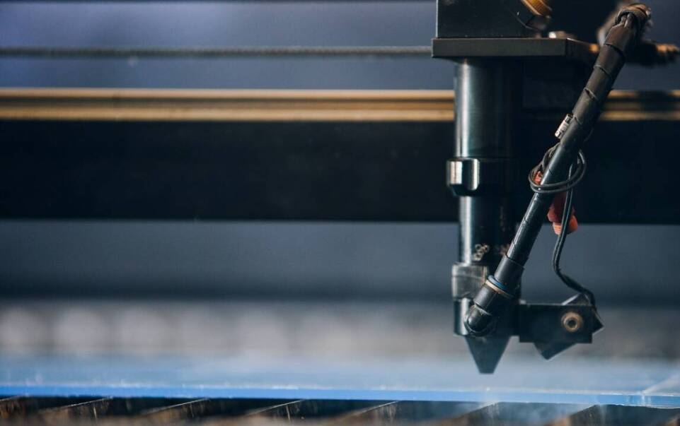 Jakie materiały można obrabiać za pomocą stołowych ploterów?