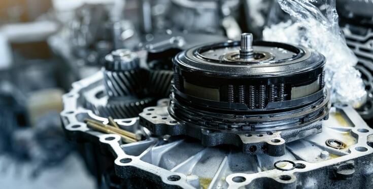 Jakie są korzyści z używania certyfikowanych komponentów przy naprawach?