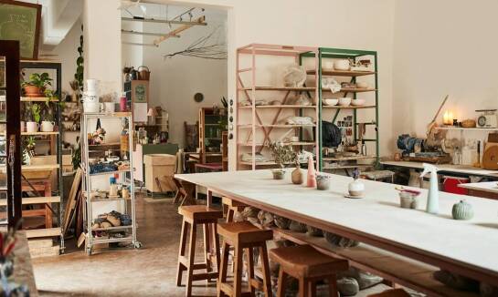 W jaki sposób malarska pracownia łączy tradycję z nowoczesnością?