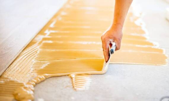 Proces instalacji epoksydowych posadzek w garażach