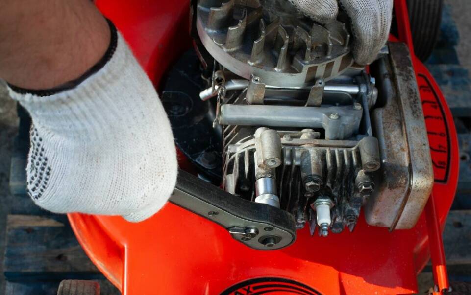 Jak poprawnie zamontować nowe napędowe koło w pile łańcuchowej?