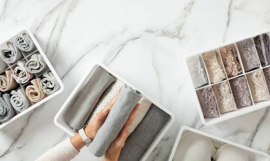 Optymalne wykorzystanie przestrzeni w małej garderobie – praktyczne wskazówki