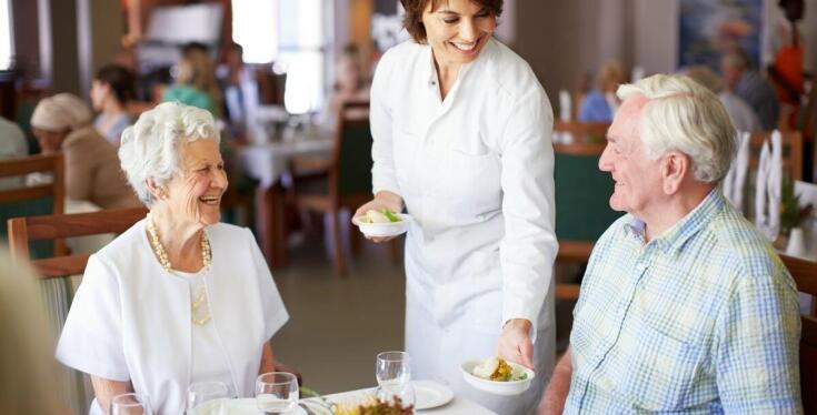 Jak Dom seniora w Łobzie zapewnia pomoc w codziennych czynnościach życiowych?
