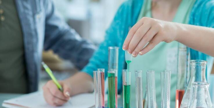 Jak profesjonalna chemia wspiera codzienną działalność placówek edukacyjnych?