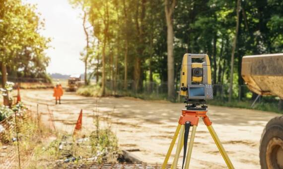 Geodeta a proces łączenia działek – co warto uwzględnić?