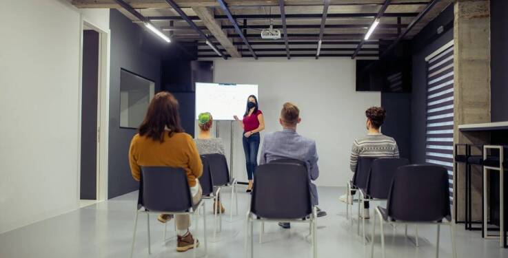 Jak konferencyjna sala może wspierać organizację hybrydowych wydarzeń biznesowych?