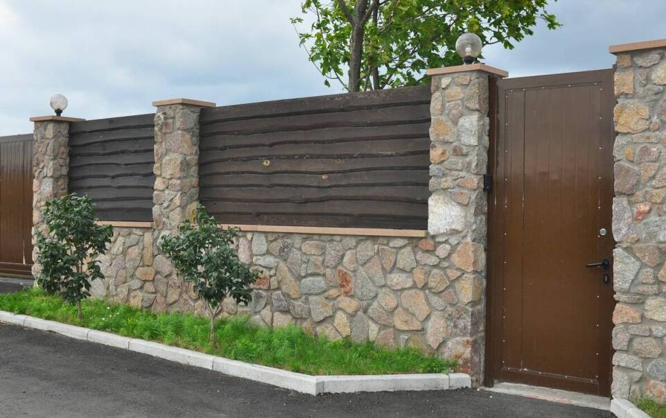 Jakie funkcje pełnią ozdobne pustaki w ogrodzeniach?