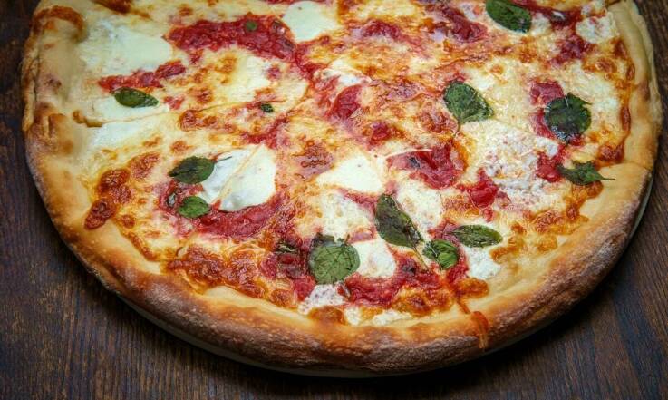 Tanie opcje dostawy pizzy – co warto wiedzieć?