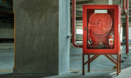 Jakie funkcje pełni pożarowy monitoring w obiektach przemysłowych?