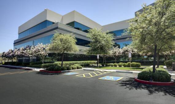 Zastosowanie wrzutni do paczek w budynkach biurowych – wygoda dla pracowników