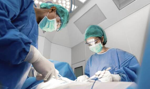 Jakie są kluczowe aspekty bezpieczeństwa w stomatologicznej chirurgii?