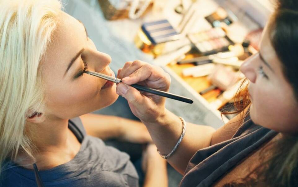 Trwałość makijażu - jak zapewnić efekt, który przetrwa przez cały dzień?
