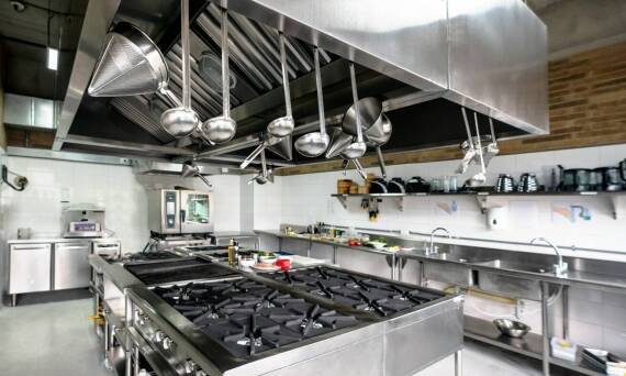 Innowacyjne podejście do produkcji gastronomicznych mebli ze stali nierdzewnej