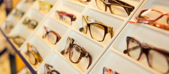 Porównanie damskich modeli okularów przeciwsłonecznych Prada – co warto wiedzieć?