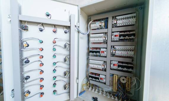 Przegląd dostępnych systemów do gaszenia szaf sterowniczych w obiektach przemysłowych
