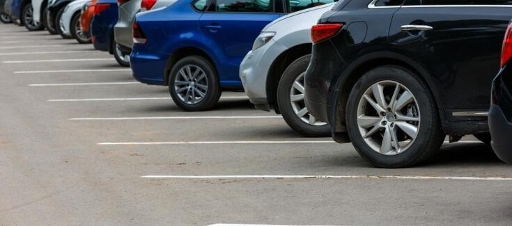 Porównanie ofert tanich parkingów przy lotnisku.