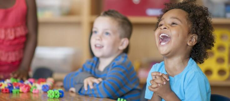 W jaki sposób żłobek wspiera rozwój językowy dzieci poprzez zajęcia z native speakerem?