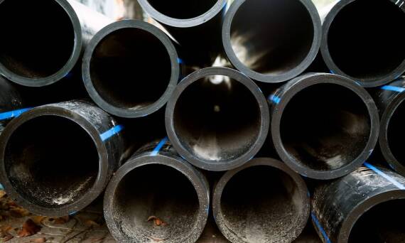 Długowieczność i wytrzymałość drenarskich rur – na co zwrócić uwagę?