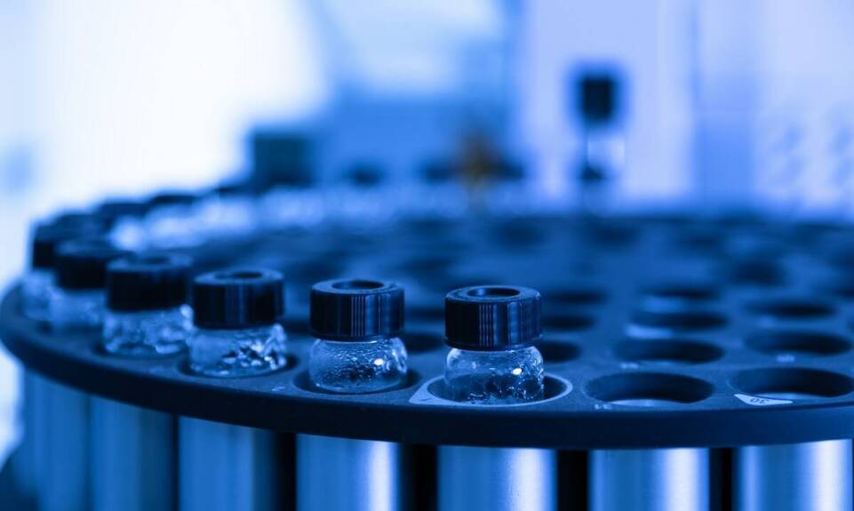 Odporność przemysłowych kółek na chemikalia: kluczowe aspekty i zastosowania