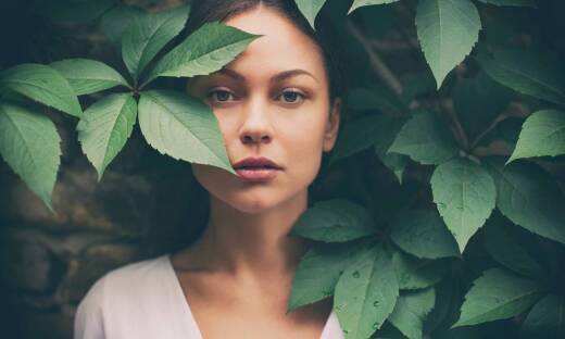 Rola profesjonalnej fryzury i makijażu podczas sesji ciążowej