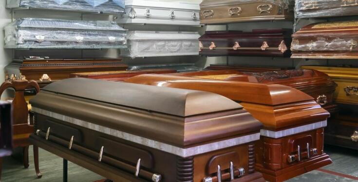 Jakie czynniki wpływają na wybór karawanu do transportu zmarłych?