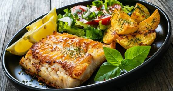 Jakie dania z ryb i owoców morza oferujemy na obiad?