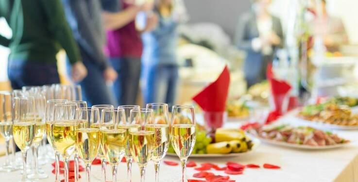 Jak wystrój sali wpływa na atmosferę podczas imprez okolicznościowych?