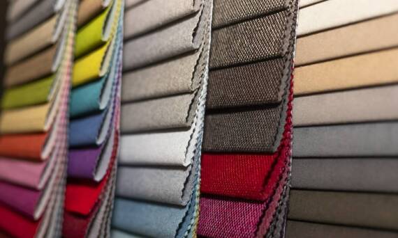 Dekoracyjne tkaniny na firanki – co rynek oferuje dla nowoczesnych wnętrz?