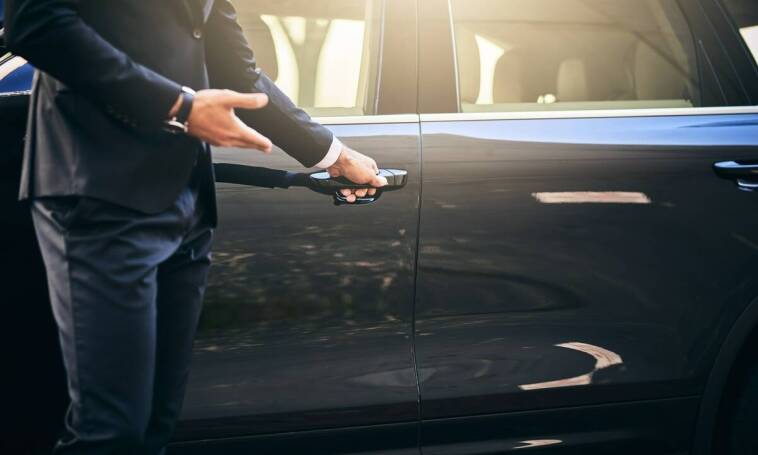 Transport do miejsc imprezowych – zalety wynajmu luksusowych pojazdów