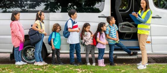 Korzyści z wynajmu busów na szkolne wycieczki: edukacja i bezpieczeństwo w jednym