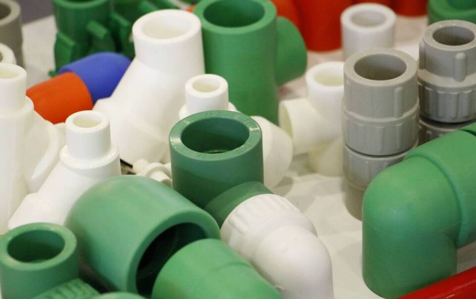 Jak różnorodność materiałów wpływa na możliwości produkcji plastikowych wyrobów?