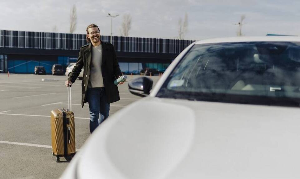 Wypożyczenie samochodu na lotnisku jako sposób na wygodne zwiedzanie miasta