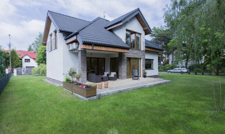 Zalety montażu kamiennego dywanu na małych balkonach