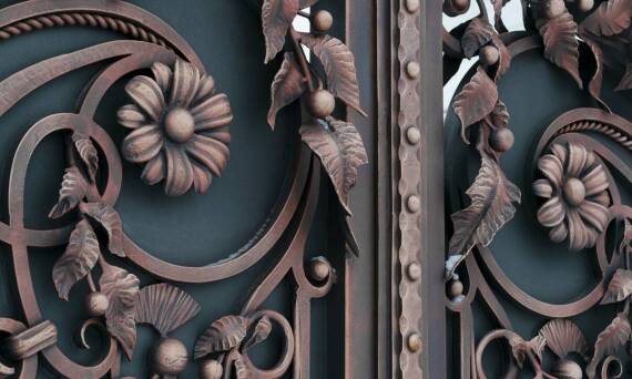 Boczne drzwi do bram – dlaczego warto je wybrać?