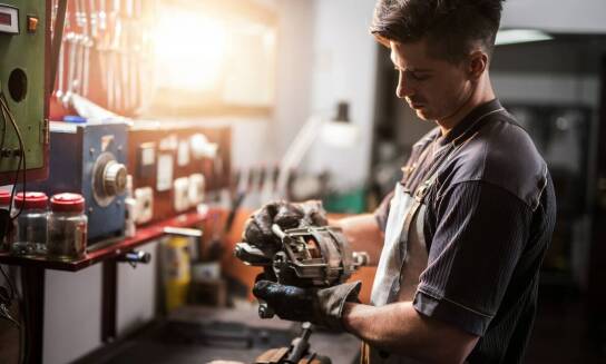 Jakie usługi oferuje serwis hulajnóg w zakresie montażu amortyzatorów?