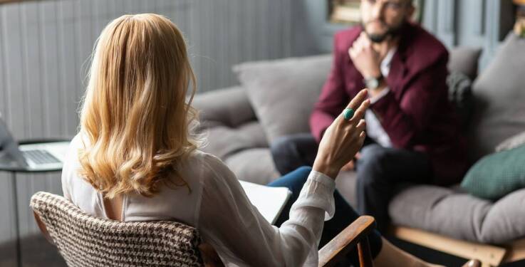 Jak psychologiczne wsparcie przyczynia się do sukcesu terapii uzależnień?