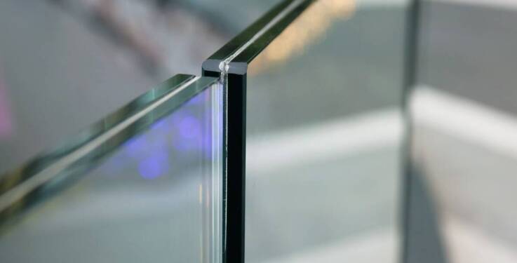 Różnorodność stylów szklanych balustrad w projektach wnętrz