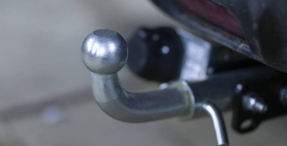 Jakie korzyści daje instalacja elektryczna 13-pinowych haków w nowoczesnych pojazdach?