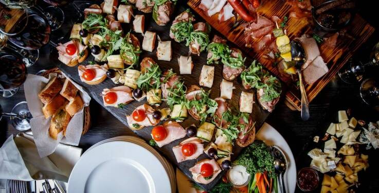 Jakie czynniki wpływają na cenę cateringu w Jeleniej Górze?