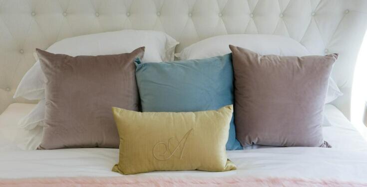 Jak pikowane zagłowie podnosi komfort użytkowania łóżka?